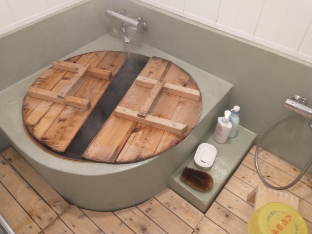 五右衛門風呂 Goemon-bath, bath heated directly from beneath, with a floating wooden lid on which the bather sits causing it to sink