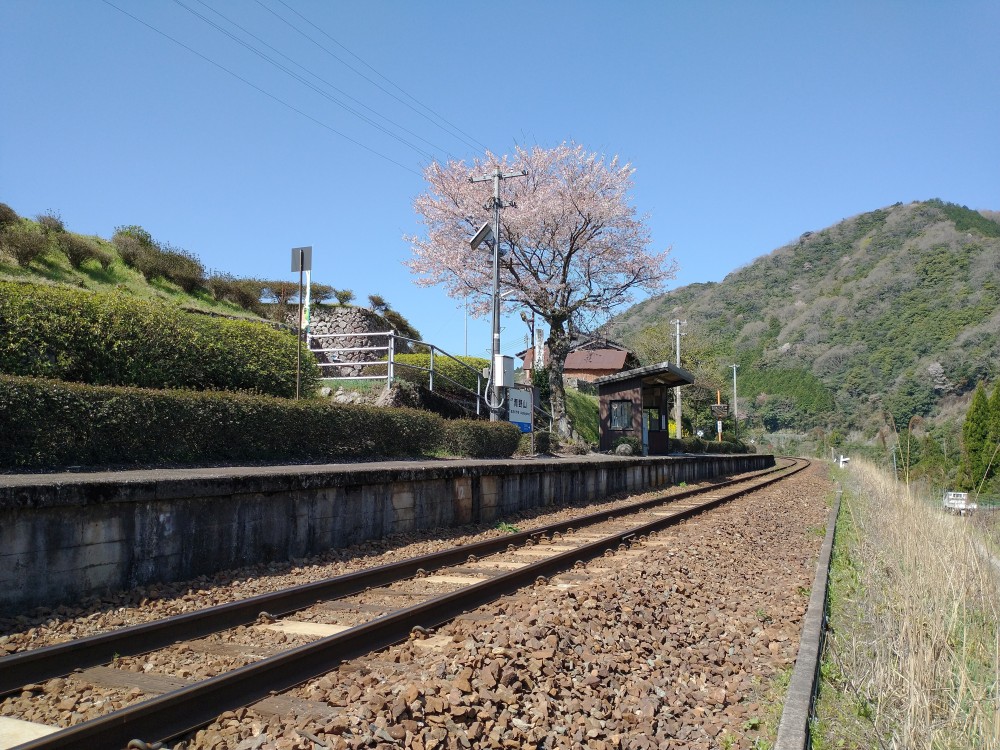 青野駅ホーム Aono station