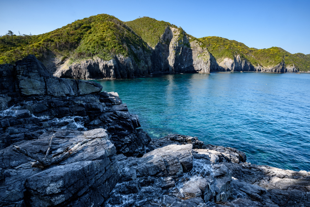 青海島の断崖と青い海 / Cliffs of the island of Oumi-jima and blue ocean