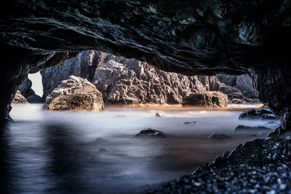 暗い洞窟から海と断崖を覗く / Cliff and sea through dark cave