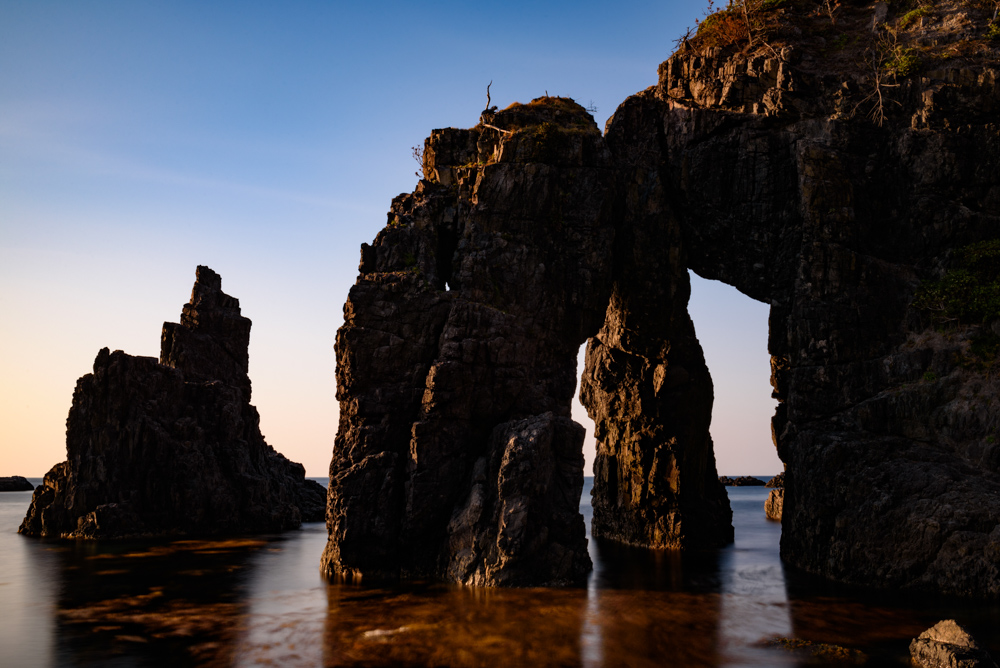 夕暮れに照らされる奇岩 / Rocks of unusual shape lit by sunset light