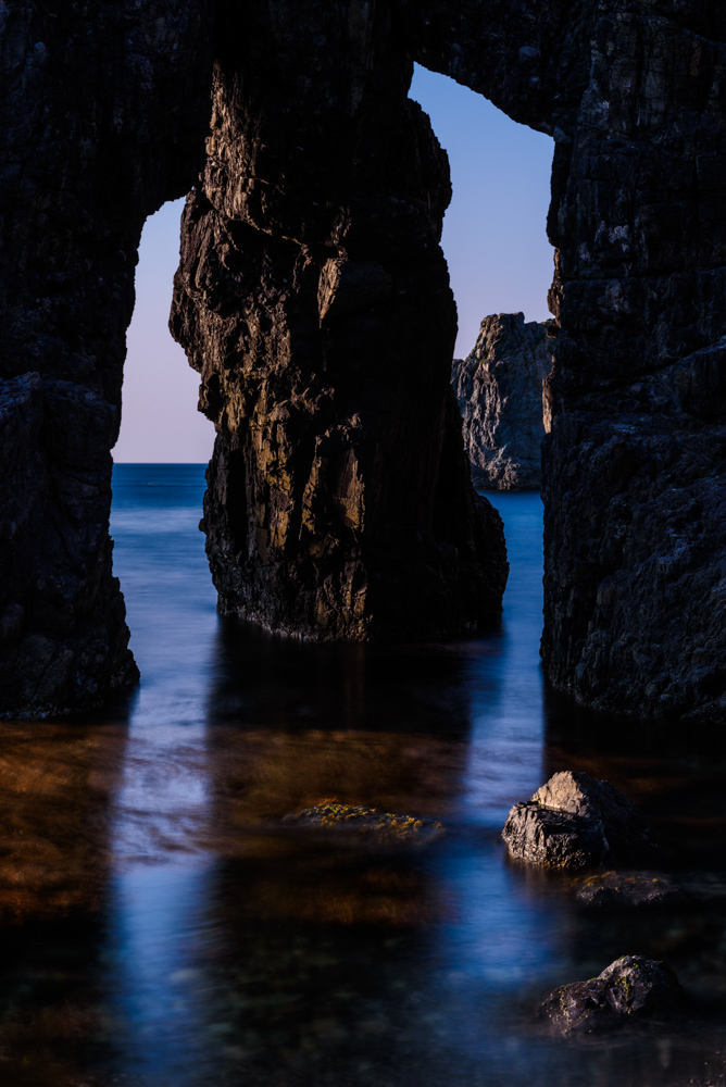 岩のアーチと反射 / Arch of rock and water reflection