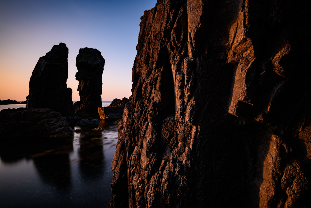 日没に照らされるごつごつした岩の表面 / Rough surface of rock lit by sunset