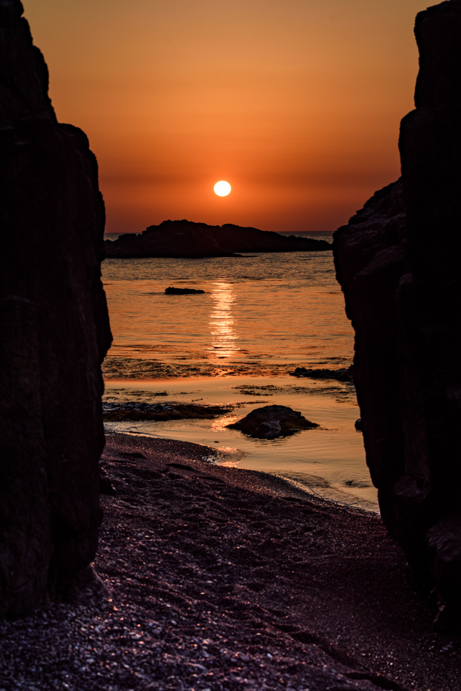 岩の間に沈む夕日 / Sunset between rocks