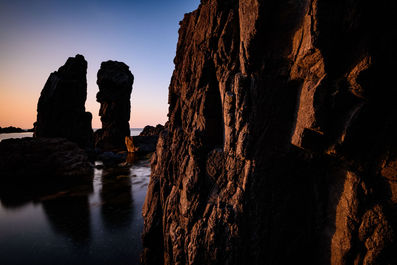夕日に照らされる海岸の奇岩 Strange rocks on the beach at sunset