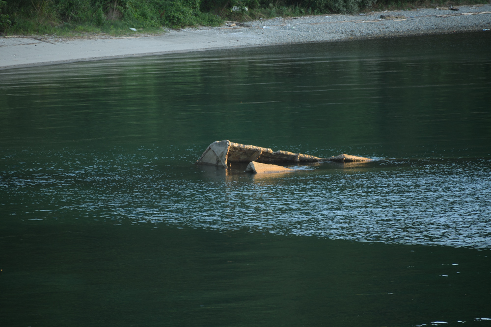 沈んだコンクリ船 a sunken concrete ship