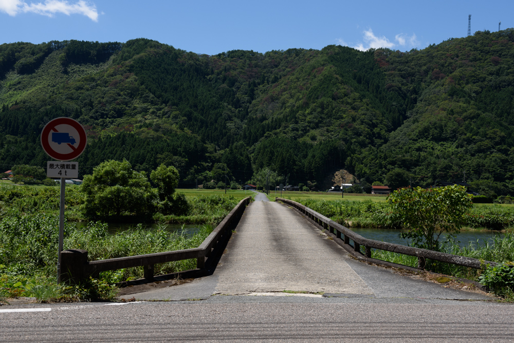 山とレトロな橋 Mountains and retro bridges 