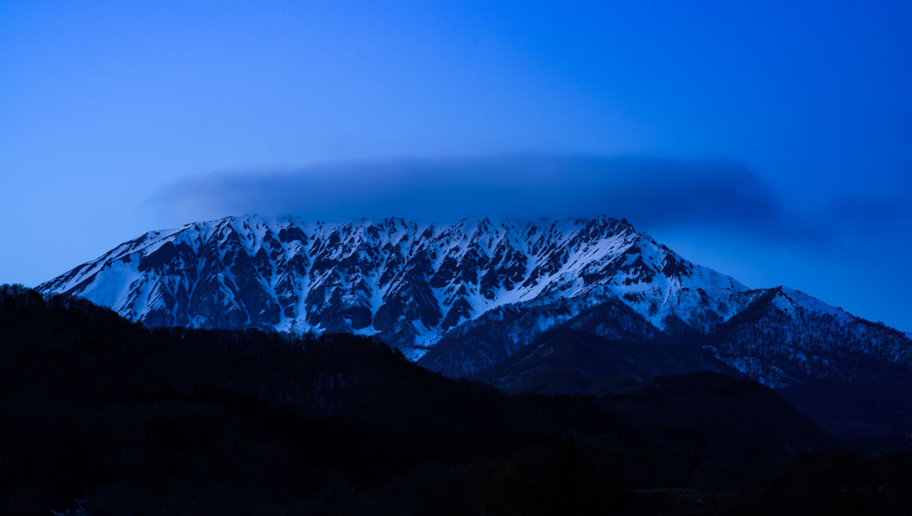 頂上に雲がかかる日没後の大山 Mt. Daisen after sunset with clouds on the summit