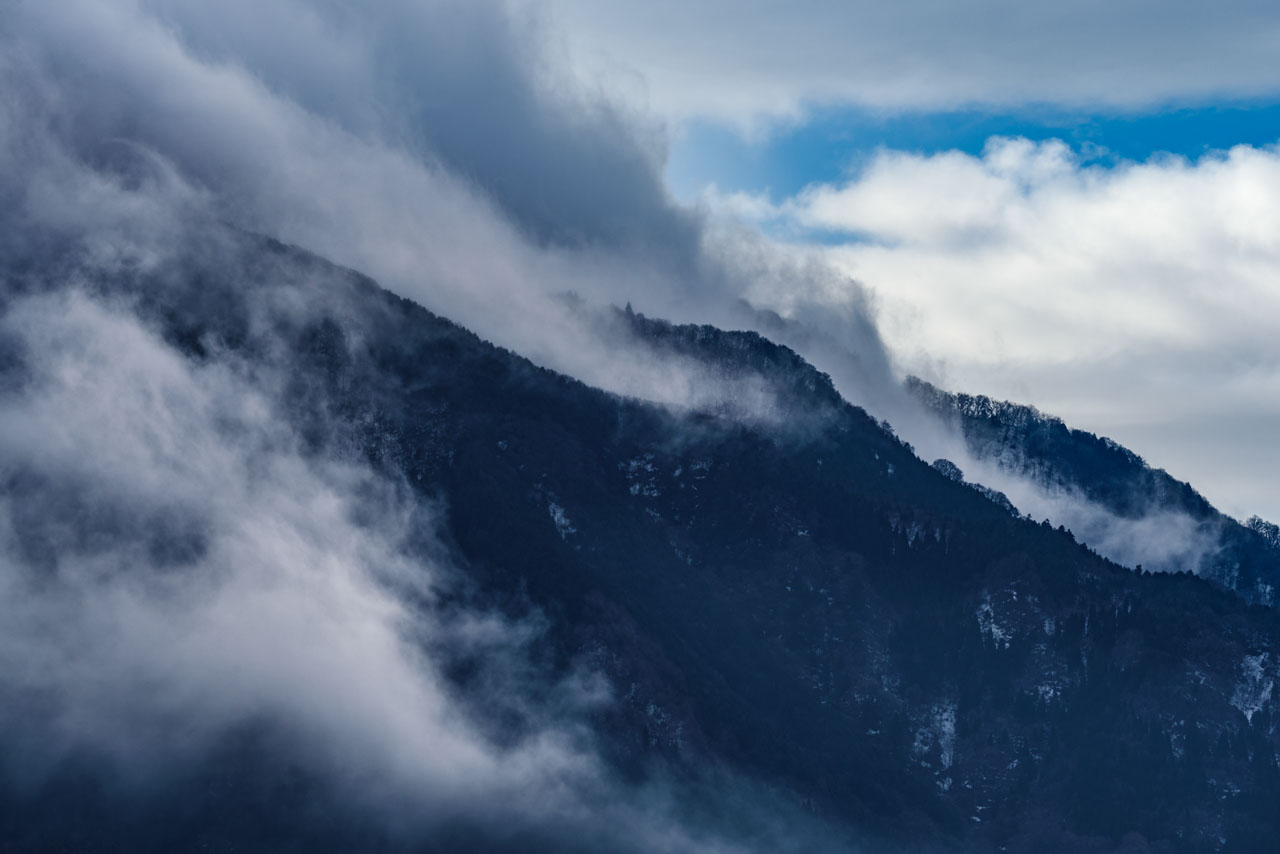 山肌を下る雲 clouds cascading down the mountainside