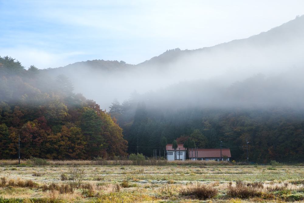 山の朝もやと民家 Morning mist and 
a private house in the mountains
