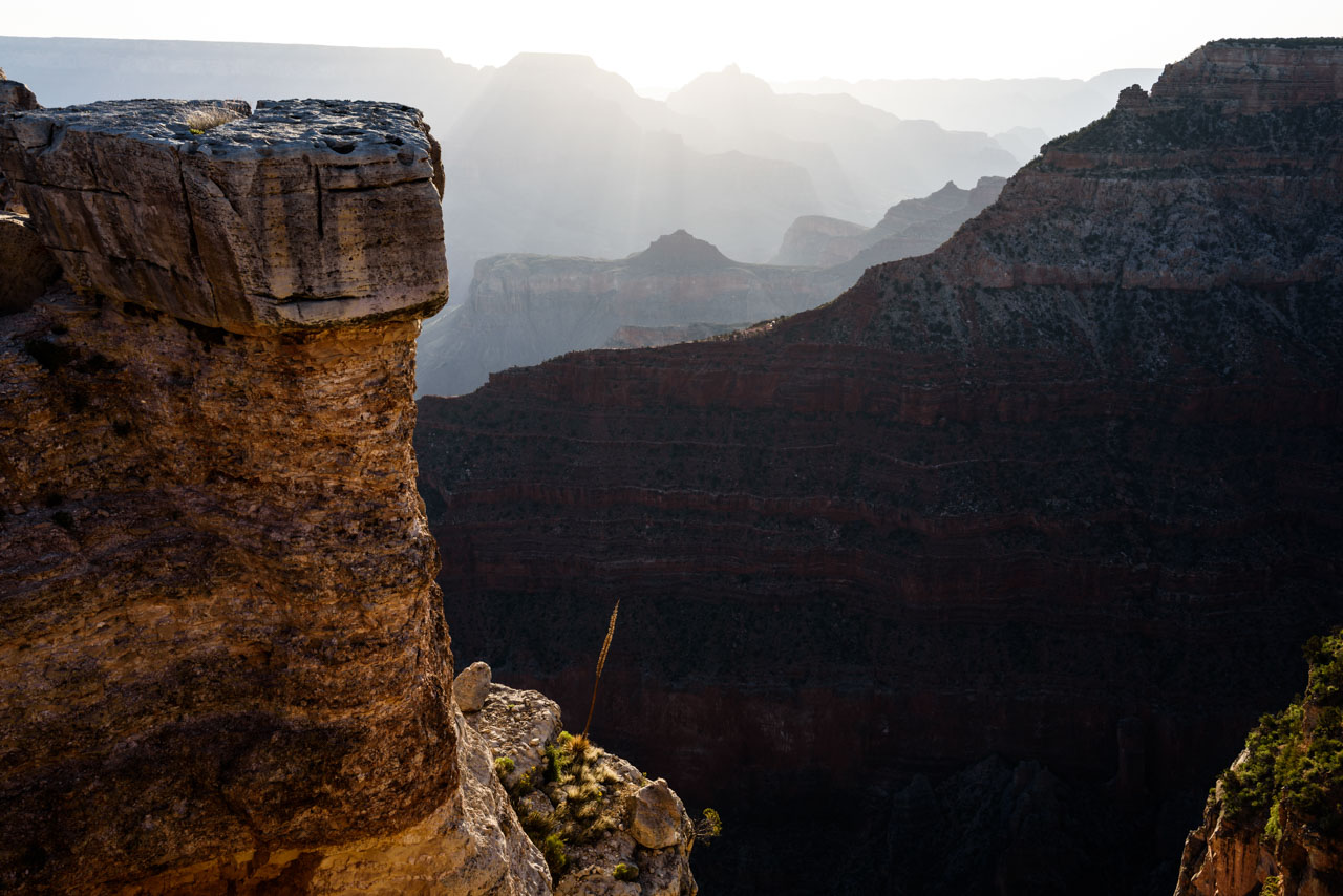 深い谷が広がるグランドキャニオンの景観。Grand Canyon landscape with deep valleys.
