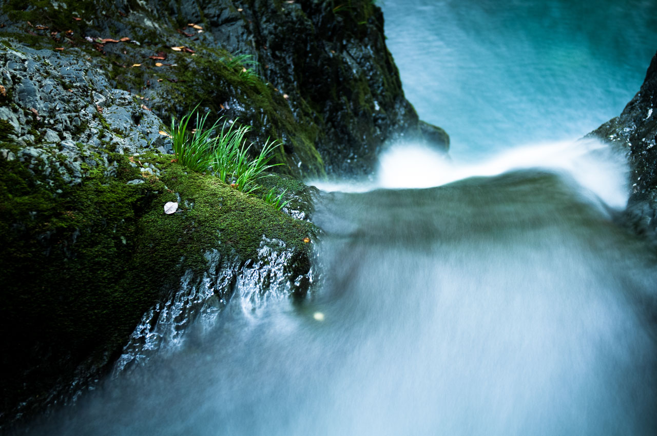 渓流の滝を上流から見下ろす。Looking down on a waterfall in a mountain stream from upstream.